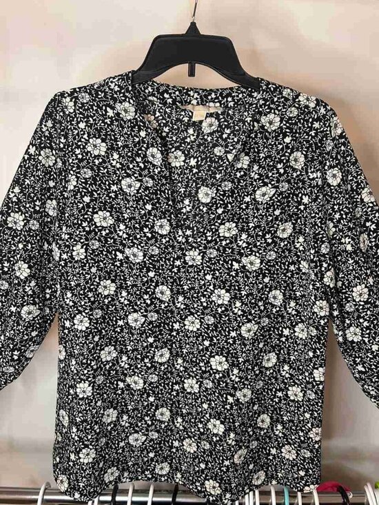 Tops - Women’s Black White Floral Print Split Neck Top